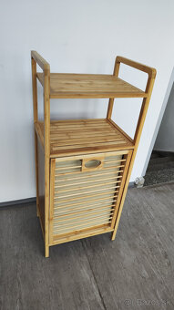 Bambusová polica s košom na prádlo - 2