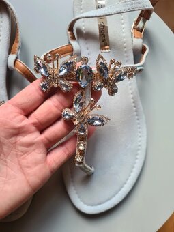 Nízke sandále s aplikáciou - 2