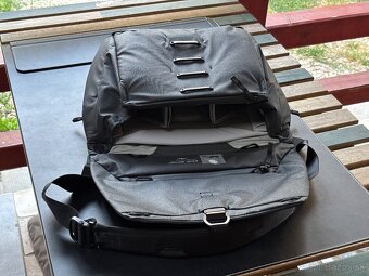 Peak Design Everyday Messenger 13L v2 čierna - 2