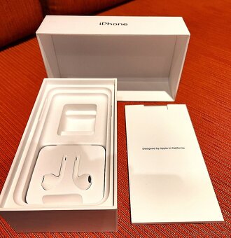 Ponúkam krabičku od iphone Xs -256GB a sluchatka. - 2