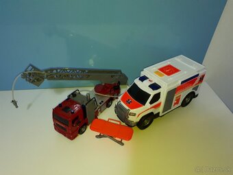 auto ambulancia a hasičské auto - 2