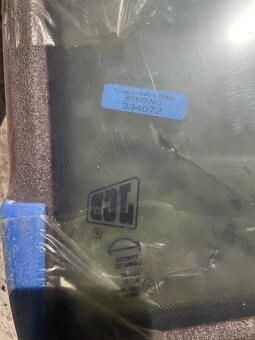 Predám čelné sklo na JCB - 2