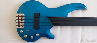 Bezpražcová basgitara Cort Curbow 4FL+ BOSS efekty - 2