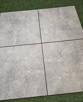 Dlažba aj na terče, 60x60x2 cm, inšpirovaná travertínom sivý - 2