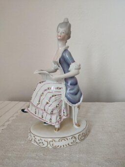 Holloháza žena s notami porcelánová soška - 2
