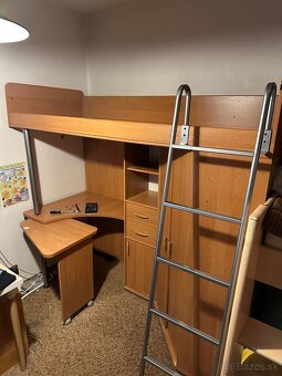 Poschodovoá posteľ s písacím stolom a skrinkou. - 2