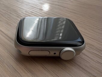 Apple Watch SE (2022) 40mm GPS strieborné - 2