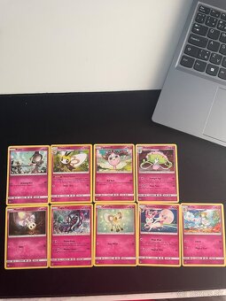 Pokémon kartičky – 300 ks + album + kovová krabička – 200 € - 2