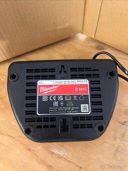 Milwaukee C12C – nabíječka Na 12V baterie - 2