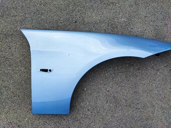 Predný pravý blatník BMW E90 - 2