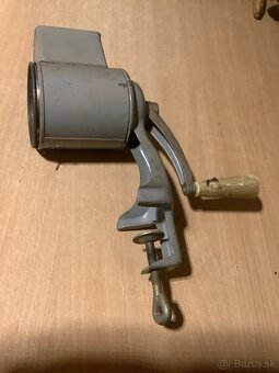 Retro  mlynčeky na orechy  strúhanku - 2