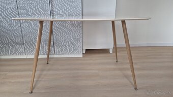 Biely kuchynský stôl – pekný stav (1 drobný škrabanec) - 2