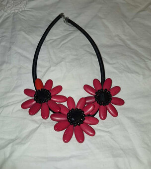 KRÁSNY NÁHRDELNÍK - 2