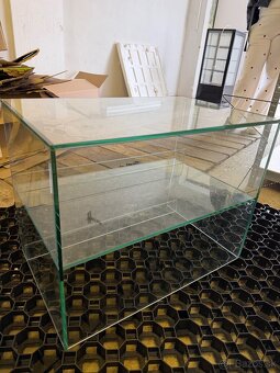 Predam sklenenú vitrínu - 2