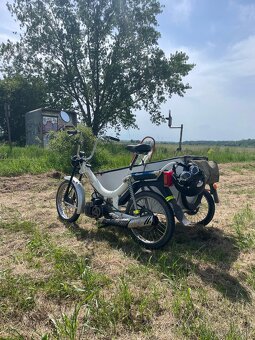 Moped so sidecarou - 2