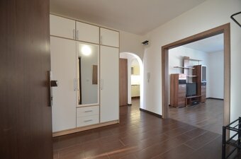 EXKLUZÍVNE NA PRENÁJOM PEKNÝ 3 IZBOVÝ BYT NA PODVRŠKOCH - 2