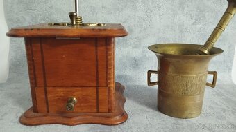 Starý mlyncek na kávu s intarzii viz.foto.  + maziar za 64e - 2