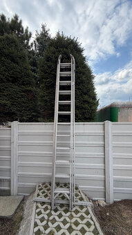 Predám hliníkový trojdielny rebrík 3x12 - 2