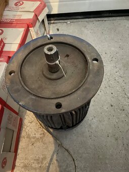 Predám prirubovy elektromotor AEG 4kW - 2