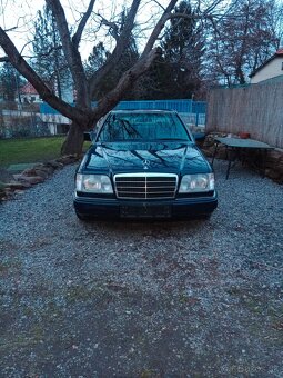 Mercedes W124 coupé E220 manuál - 2