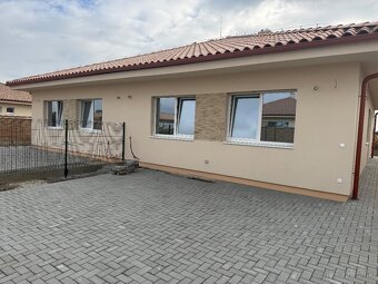 SKOLAUDOVANÝ 86,5m2 4 izbový byt v bungalove v Rovinke - 2
