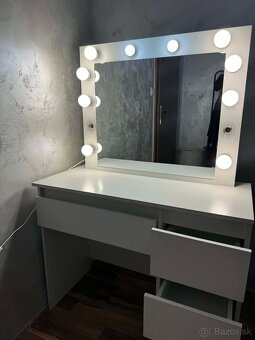 Kozmetický stolík - 2