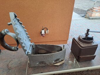 Na predaj stará žehlička na uhlie a mlynček. - 2