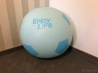 Balón - futbalová lopta. - 2