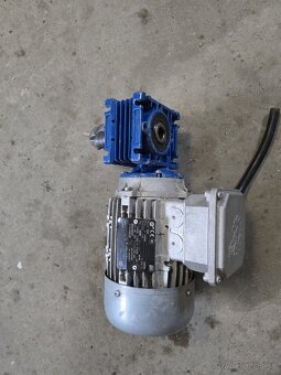 Elektromotor s prevodovkou - 2