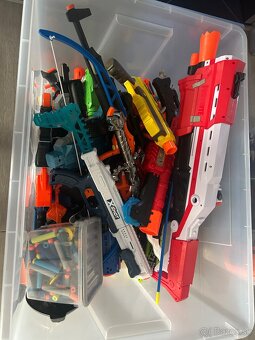 Plny box pištolí a náboje - 2