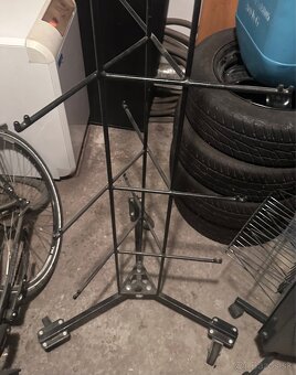 Kovový stojan na kolieskach - 2