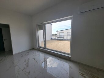 Na predaj 3 izbový Penthouse byt 22 m. od Bratislavy - Levél - 2