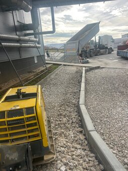 Strojová pokladka/ukladanie zámkovej dlažby TOP - 2