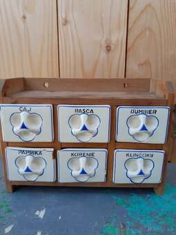 Predám keramické koreničky v drevenej poličke - 2