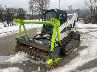 Bobcat T870 s lesnou frezou - 2