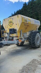 Mobilný dávkovač ťahaný za traktorom BS 12000 - 2