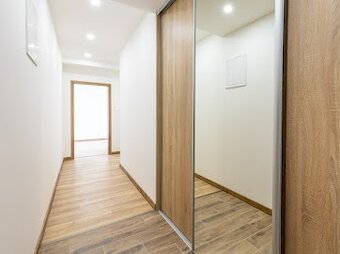 NA PRENÁJOM MODERNÝ, PRIESTRANNÝ 2IZBOVÝ BYT S LOGGIOU, KE I - 2