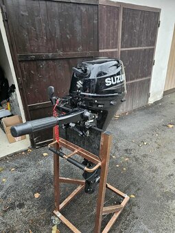 Predám benzínový lodný motor 9.9 HP Suzuki - 2