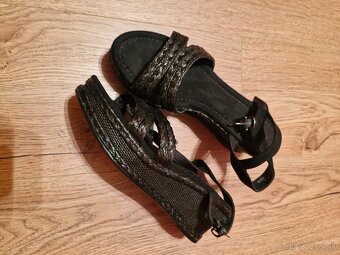 Nove sandalky v. 38 - 2