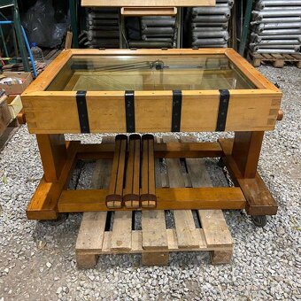 Masívny vitrínový stôl - 2