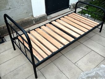 pevna kovova postel 90x200cm a drevene rosty + matrac IKEA - 2