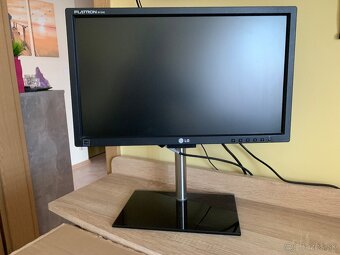 LG Monitor - 2