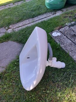 Umývadlo, radiátor, dvere do sprchového kúta - 2