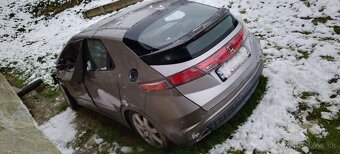 Predám búranú Hondu Civic 8g 1.8 VTEC 103kw len v celku - 2