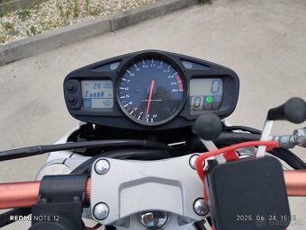 SUZUKI GSR 600 - 2