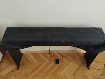 Roland FP-10-BK s original drevenyým stojanom - 2