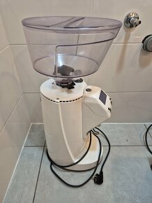 Profesionálny mlynec na kávu Simonelli - 2
