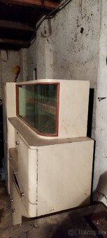 Starodávny kredenc - 2