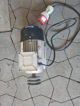 Predám ľahký pätkový el.motor 3kW 2900ot 380V - 2