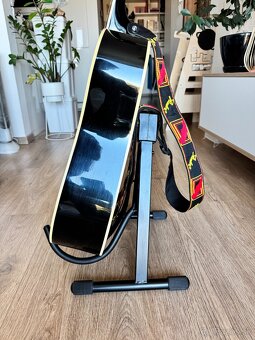 Kovovy stojan na gitaru - 2